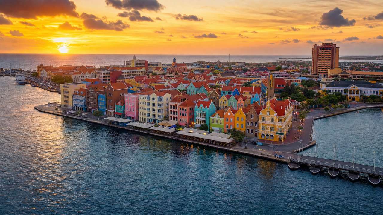 Curaçao Hafen Willemstad mit bunten Kolonialgebäuden bei Sonnenuntergang