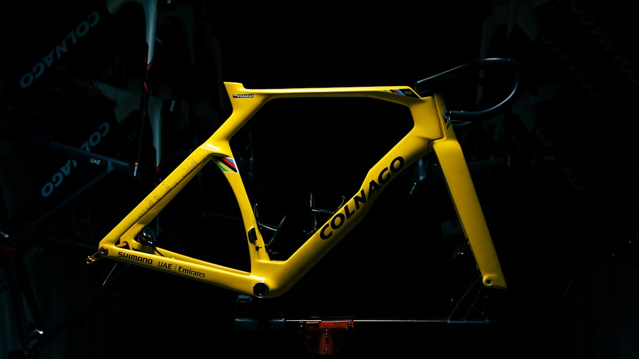 Colnago widmet jedem UAE-Fahrer ein handlackiertes Y1Rs — acht Einzelstücke zum Tour-Finale