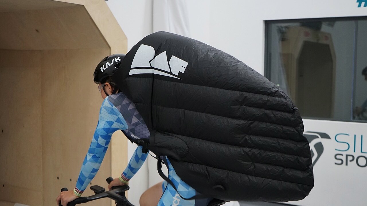 AeroCoach testet luftgefüllten Rucksack fürs Rad: 15 Watt mehr Widerstand statt weniger