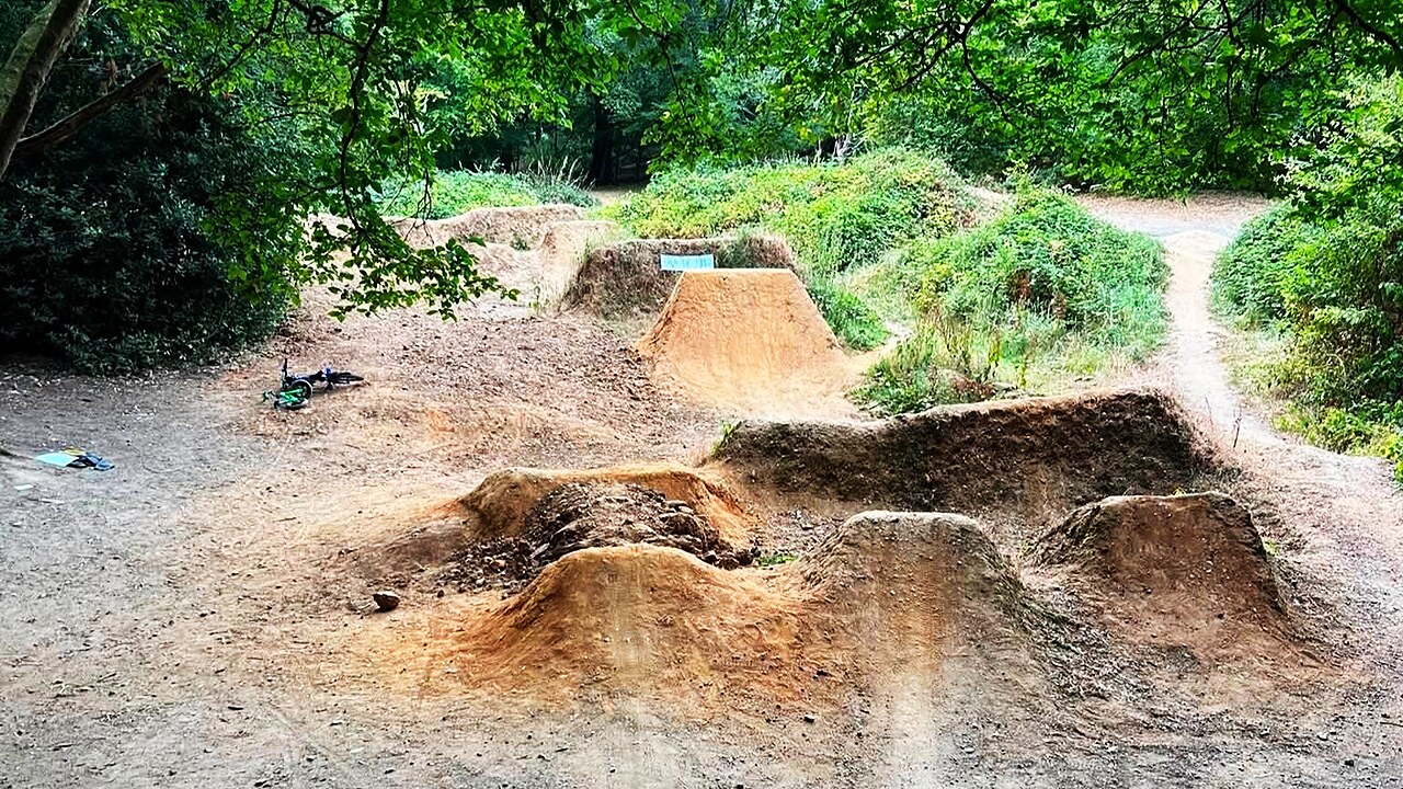 Bagger gegen Biker: Jugendliche stoppen Abriss ihres Dirt-Jump-Parks — ein Muster, das auch Deutschland kennt