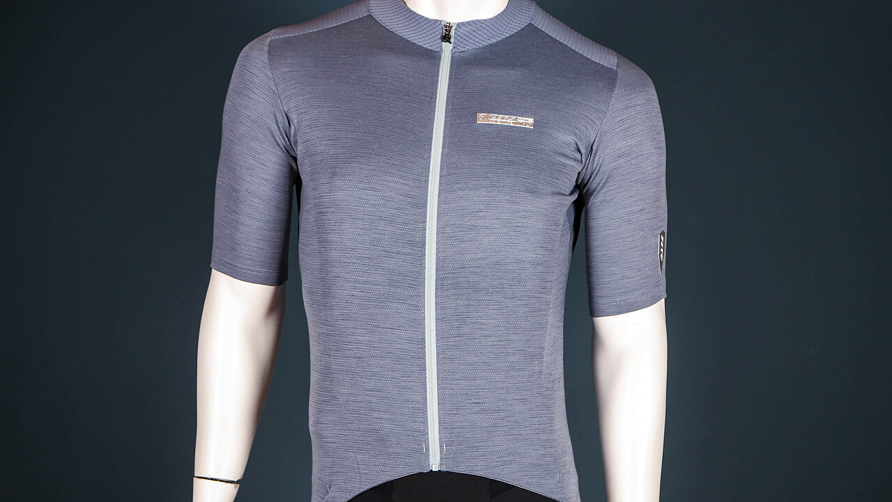 Für lange Ausfahrten gemacht: Q36.5 Adventure Tech Merino im Trikot-Test