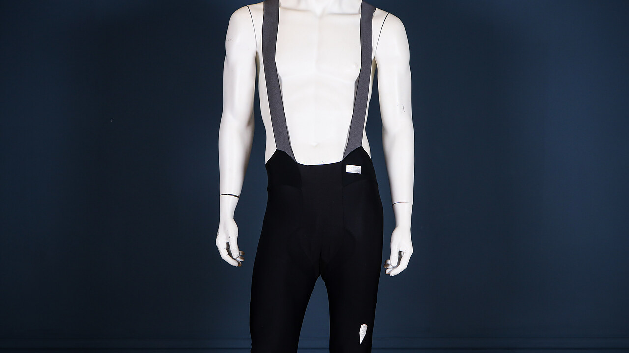 Leicht wie Sommerbibs, warm wie Thermohose – Q36.5 Dottore Hybrid Bib Shorts im Test