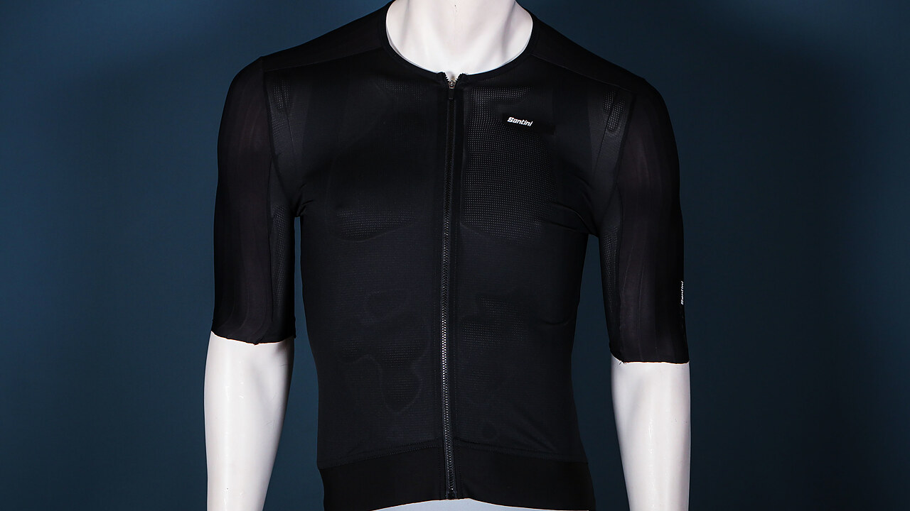 Santini Aero Race CC im Test: Das Rennrad-Trikot aus CO₂-Emissionen